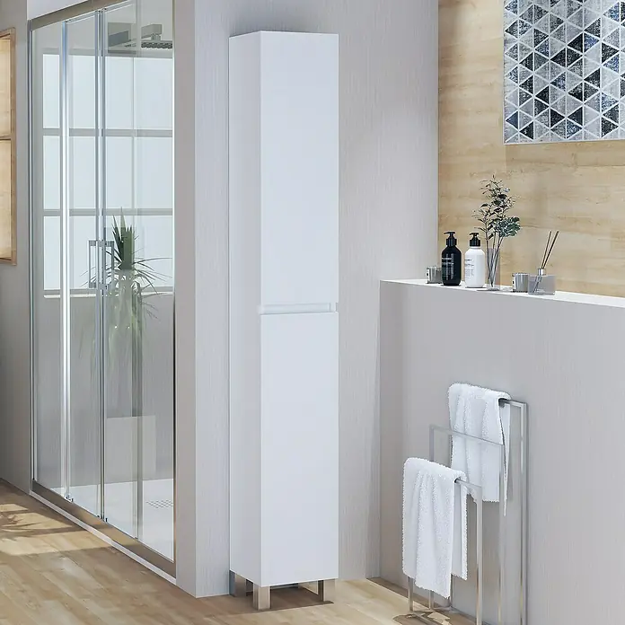 Artysan Armario alto de baño Inca - 24,6 x 26,5 x 173 cm, Blanco - Un armario de baño blanco y delgado con patas plateadas, situado junto a una ducha y un toallero.