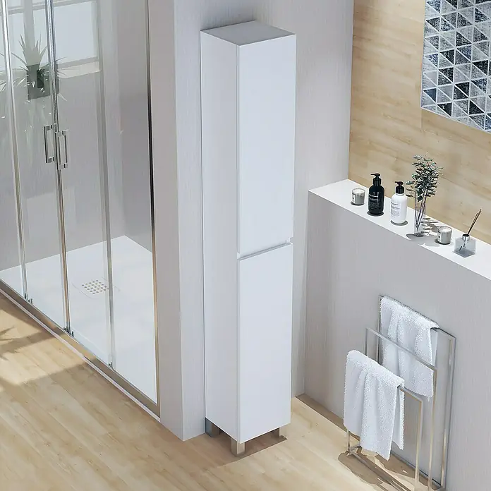 Artysan Armario alto de baño Inca - 24,6 x 26,5 x 173 cm, Blanco - Un moderno armario de baño blanco junto a una ducha y un toallero, ideal para soluciones de almacenamiento elegantes.