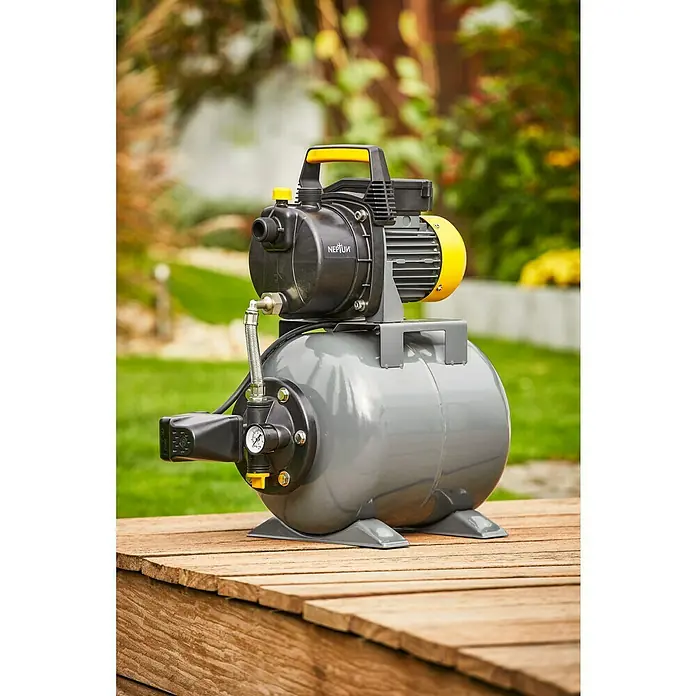 Neptun Hauswasserwerk NHW-E 68 - 680 W, Max. Fördermenge: 3.800 l/h, Max. Druck: 3,6 bar - Eine Neptun-Hauswasserpumpe auf einer Holzoberfläche, ideal für die Gartenbewässerung und die Hauswasserversorgung. Kompaktes Design.