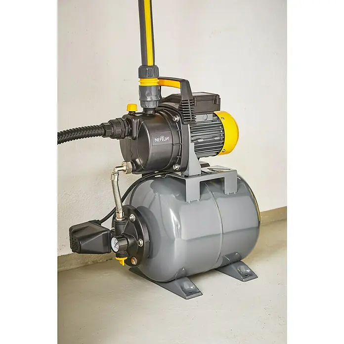 Neptun Hauswasserwerk NHW-E 68 - 680 W, Max. Fördermenge: 3.800 l/h, Max. Druck: 3,6 bar - Eine graue NEPTUN-Hauswasseranlage mit gelben Akzenten steht auf einem hellen Untergrund. Das Gerät ist mit einem Motor und einem Druckkessel ausgestattet.