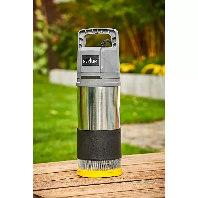 Neptun Drucktauchpumpe NTP-E 110 AUTOMATIC - 1.100 W, Max. Fördermenge: 6.000 l/h - Graue und metallische Tauchpumpe mit schwarzem Sockel und gelbem Filter, steht auf einem Holztisch im Freien.