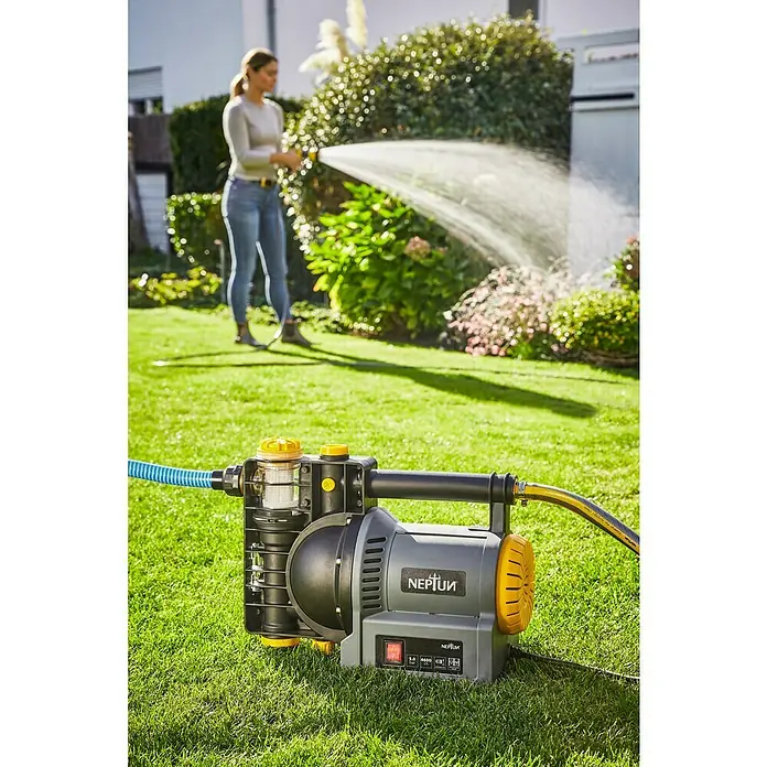 Neptun Gartenpumpe NGP-E 120 - 1.200 W, Max. Fördermenge: 4.600 l/h - Neptun Gartenpumpe im Einsatz: Eine Frau bewässert ihren Garten mit einer effizienten und leistungsstarken Gartenpumpe von Neptun.