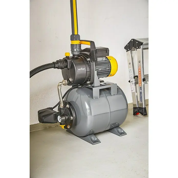 Neptun Hauswasserwerk NHW-E 68 - 680 W, Max. Fördermenge: 3.800 l/h, Max. Druck: 3,6 bar - Nahaufnahme einer Hauswasserpumpe von Neptun, ideal für die Gartenbewässerung und Hauswasserversorgung, neben einer Leiter.