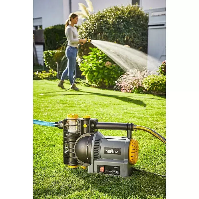 Neptun Gartenpumpe NGP-E 120 - 1.200 W, Max. Fördermenge: 4.600 l/h - Graue und gelbe Gartenpumpe auf Rasen, mit Schläuchen verbunden, zum Bewässern genutzt.