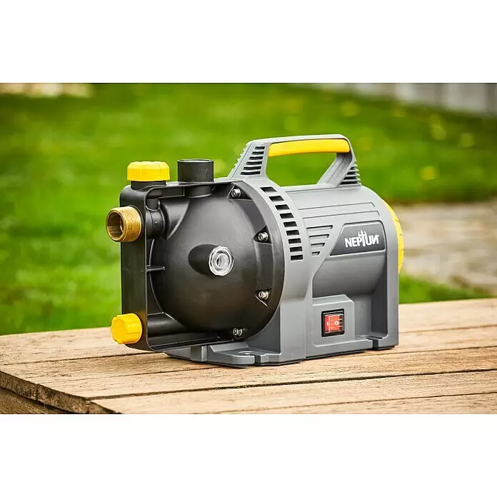 Neptun Gartenpumpe NGP-E 105 - 1.050 W, Max. Fördermenge: 4.500 l/h - Graue und schwarze Gartenwasserpumpe mit gelben Akzenten und Messinganschlüssen, draußen auf Holz gezeigt.