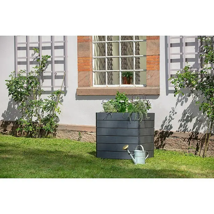 Garantia Hochbeet Ergo Quadro L Wood - Set - 80 x 80 x 75 cm, Kunststoff, Anthrazit/Braun - Der dunkle Pflanzkasten aus Holzimitat mit einer Gießkanne davor ist die perfekte Ergänzung für jeden Garten. Die Kräuter darin sind ein Hingucker.