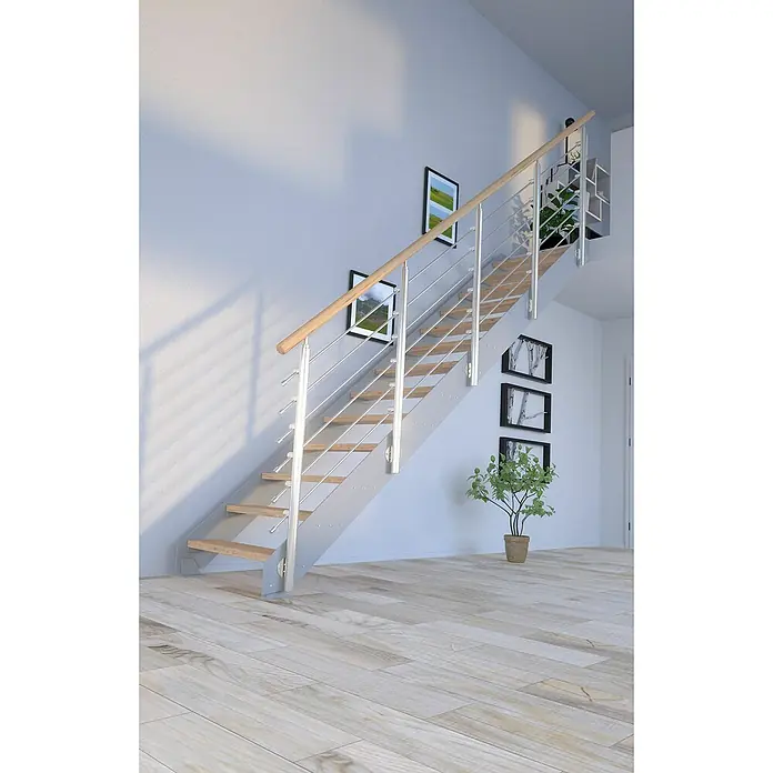 Starwood Wangentreppe Kos - Farbton Metall: RAL 9006, Breite: 108 cm, Eiche Rustik, Geschosshöhe: 220 cm - 280 cm, Gerade, Designgeländer unbehandelt, Stufen unbehandelt - Helle Treppe mit Holzstufen, silbernen Geländern und einem Holzhandlauf in einem modern eingerichteten Haus, die Eleganz und Funktionalität vereint.