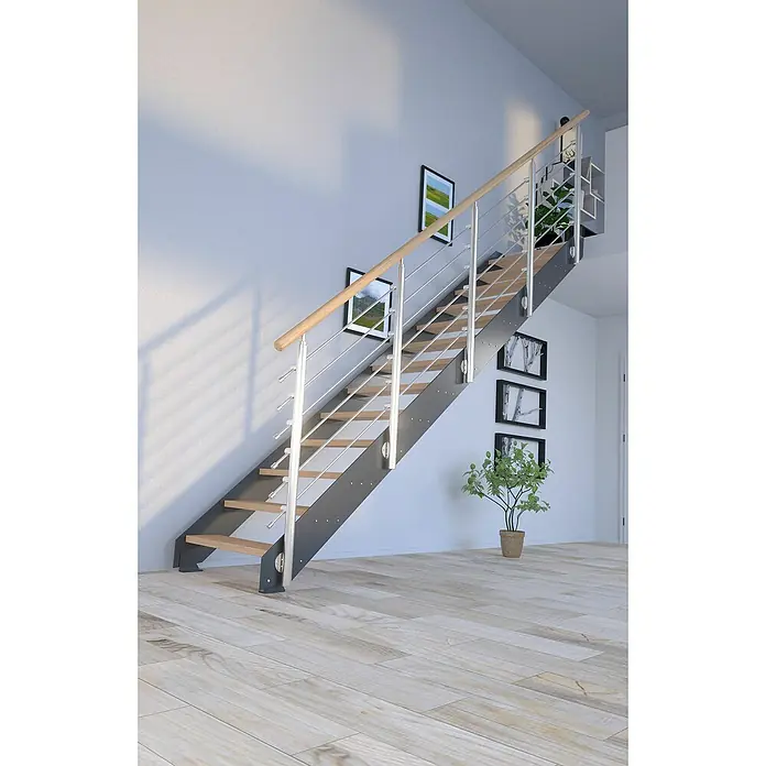 Starwood Wangentreppe KosFarbton Metall: DB 703, Breite: 108 cm, Eiche, Geschosshöhe: 220 cm - 280 cm, Gerade, Designgeländer unbehandelt, Stufen farblos geölt - Eine elegante Treppe mit Holzstufen und Stahlgeländer, die in einem hellen Raum mit Holzboden und Wanddekorationen steht.