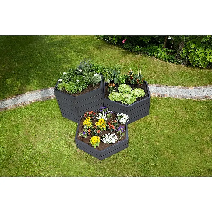 Garantia Hochbeet Ergo Vario 1 Stone - 190 x 190 x 50 cm, Kunststoff, Anthrazit - Drei sechseckige Hochbeete aus Holz, bepflanzt mit Blumen, Salat und Kräutern, stehen im Garten.