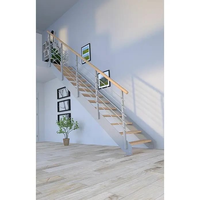 Starwood Wangentreppe KosFarbton Metall: RAL 9006, Breite: 106 cm, Eiche Rustik, Geschosshöhe: 220 cm - 280 cm, Gerade, Metallgeländer pulverbeschichtet, Stufen unbehandelt - Treppe mit Holzstufen und silbernen Geländern in einem modernen Haus. Helle und einladende Atmosphäre.