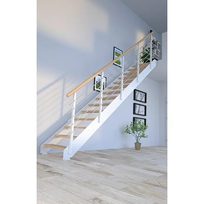 Starwood Wangentreppe Kos - Farbton Metall: RAL 9003, Breite: 87 cm, Eiche Rustik, Geschosshöhe: 240 cm - 300 cm, Gerade, Metallgeländer pulverbeschichtet, Stufen unbehandelt - Eine moderne Treppe mit Holzstufen, weißem Geländer und Edelstahlseilen, die zu einem hellen Raum mit Holzboden führt.