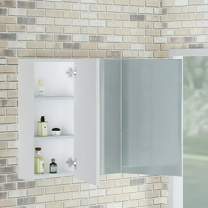 Artysan Armario con espejo - An x Al: 90 x 65 cm, Plástico, Blanco - Un armario de baño con una puerta abierta, que revela el interior con estantes y productos. Las puertas con espejo añaden funcionalidad adicional.