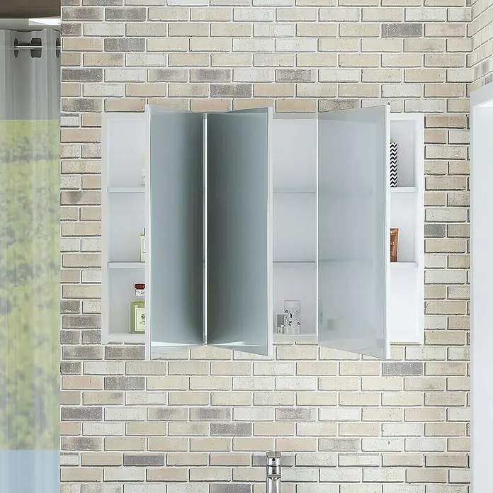 Artysan Armario con espejo - An x Al: 90 x 65 cm, Plástico, Blanco - Un armario de baño abierto de tres puertas con estantes interiores montado en una pared de ladrillo.