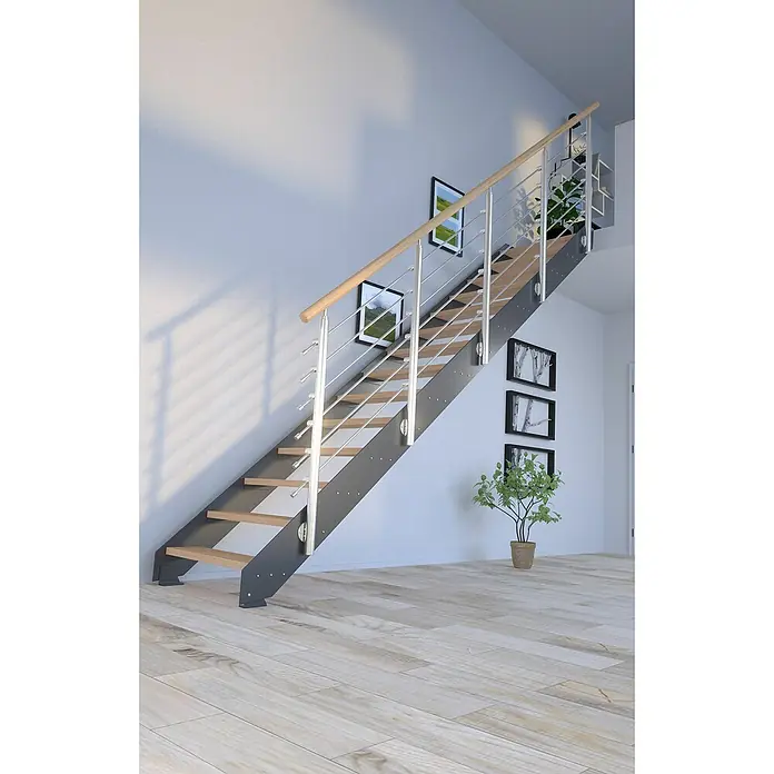 Starwood Wangentreppe KosFarbton Metall: DB 703, Breite: 108 cm, Eiche, Geschosshöhe: 240 cm - 300 cm, Gerade, Designgeländer unbehandelt, Stufen unbehandelt - Eine moderne Treppe mit Holzstufen, Edelstahlgeländer und grauem Treppenlauf in einem hellen Raum.