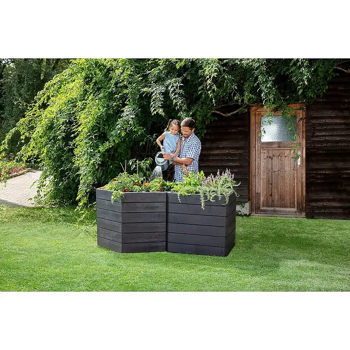 Garantia Hochbeet Ergo Vario 3 Wood Set - 175 x 110 x 75 cm, Kunststoff, Anthrazit/Braun - Vater und Tochter gießen Pflanzen in zwei quadratischen, anthrazitfarbenen Pflanzkästen im Garten.