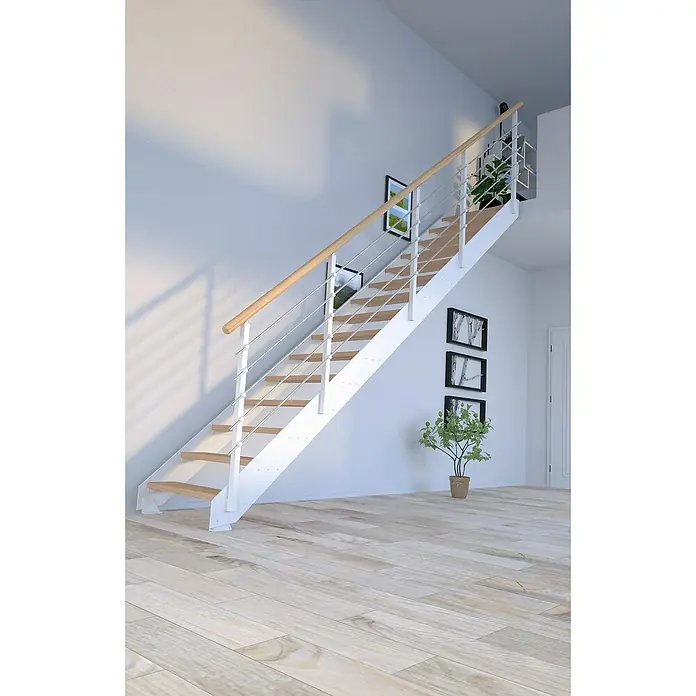 Starwood Wangentreppe Kos - Farbton Metall: RAL 9003, Breite: 106 cm, Eiche, Geschosshöhe: 260 cm - 320 cm, Gerade, Metallgeländer pulverbeschichtet, Stufen unbehandelt - Helle Innentreppe mit Holzstufen und weißem Geländer, die sich harmonisch in das moderne Interieur einfügt. Die Edelstahlseile sorgen für Sicherheit.
