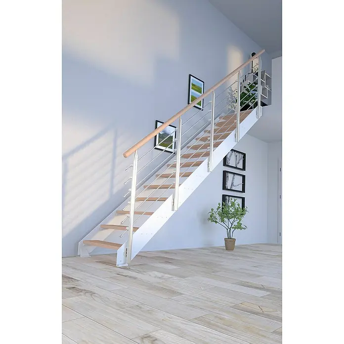 Starwood Wangentreppe KosFarbton Metall: RAL 9003, Breite: 108 cm, Buche, Geschosshöhe: 220 cm - 280 cm, Gerade, Designgeländer unbehandelt, Stufen unbehandelt - Eine moderne Treppe mit Holzstufen, einem weißen Geländer und Edelstahlseilen, die sich perfekt in ein helles Interieur einfügt.