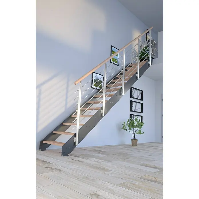 Starwood Wangentreppe KosFarbton Metall: DB 703, Breite: 108 cm, Buche, Geschosshöhe: 240 cm - 300 cm, Gerade, Designgeländer unbehandelt, Stufen farblos geölt - Eine moderne Treppe mit Holzstufen, silbernen Geländern und einem hölzernen Handlauf vor einer hellen Wand.