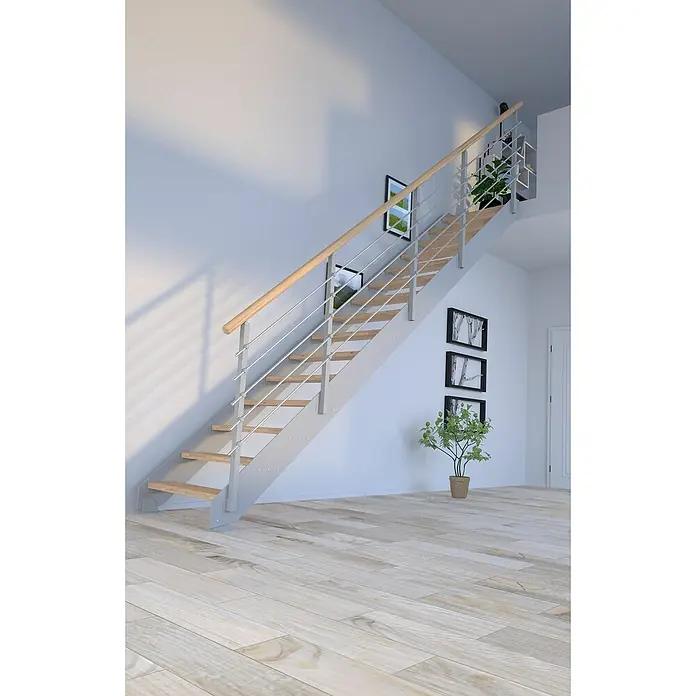 Starwood Wangentreppe Kos - Farbton Metall: RAL 9006, Breite: 106 cm, Eiche Rustik, Geschosshöhe: 260 cm - 320 cm, Gerade, Metallgeländer pulverbeschichtet, Stufen unbehandelt - Helle Holztreppe mit silbernem Geländer in einem modernen Haus. Die Treppe führt zu einer weiteren Ebene des Hauses mit Pflanzen.