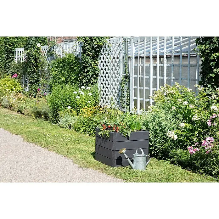 Garantia Hochbeet Ergo Quadro S Wood - Set - 60 x 60 x 50 cm, Kunststoff, Anthrazit/Braun - Ein dunkler Pflanzkasten aus Holz mit reifen Tomaten und einer Zinkgießkanne davor, der im Garten steht.