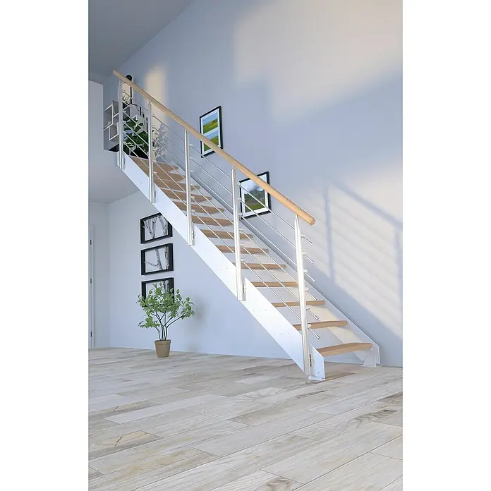 Starwood Wangentreppe KosFarbton Metall: RAL 9003, Breite: 108 cm, Eiche, Geschosshöhe: 220 cm - 280 cm, Gerade, Designgeländer unbehandelt, Stufen unbehandelt - Eine moderne Treppe mit Holzstufen und silbernen Geländern fügt sich elegant in den hellen Raum ein, während Bilder an der Wand eine persönliche Note verleihen.