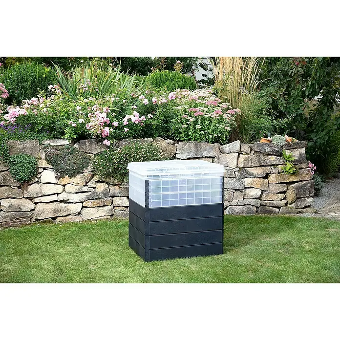 Garantia Hochbeet Ergo Quadro Turbo Plus M Stone - Set - 80 x 60 x 85 cm, Kunststoff, Anthrazit - Ein rechteckiger Wurmkomposter aus dunklem Holz und transparentem Kunststoff vor einer Steinmauer in einem grünen Garten.