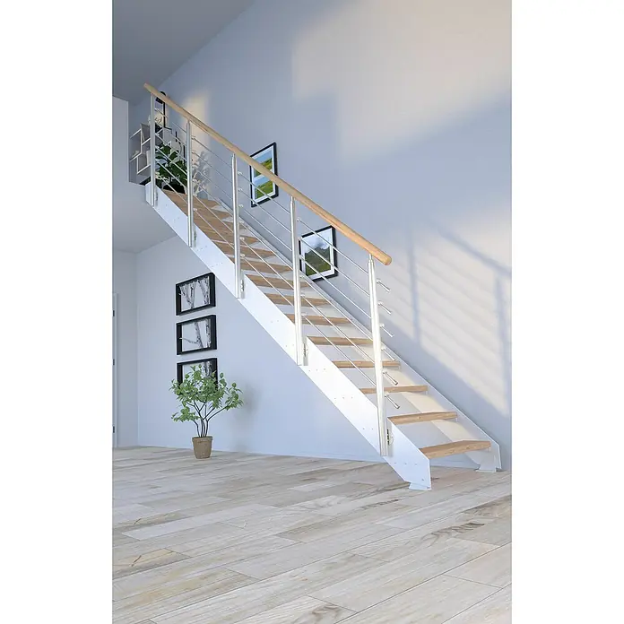 Starwood Wangentreppe KosFarbton Metall: RAL 9003, Breite: 108 cm, Eiche Rustik, Geschosshöhe: 240 cm - 300 cm, Gerade, Designgeländer unbehandelt, Stufen unbehandelt - Eine Treppe mit weißem Geländer, Holzstufen und Edelstahlseilen vor einer hellen Wand mit Bildern. Die Treppe verleiht dem Raum ein modernes Flair.