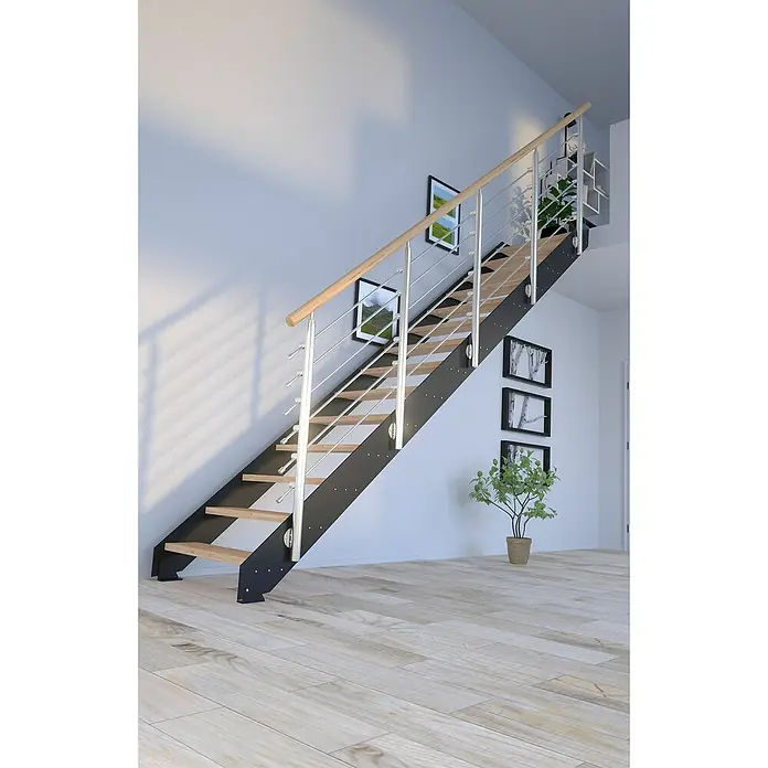 Starwood Wangentreppe KosFarbton Metall: RAL 9005, Breite: 89 cm, Eiche Rustik, Geschosshöhe: 240 cm - 300 cm, Gerade, Designgeländer unbehandelt, Stufen farblos geölt - Stilvolle Treppe mit Holzstufen und Edelstahlgeländer. Die moderne Treppenkonstruktion fügt sich nahtlos in den hellen Raum ein.
