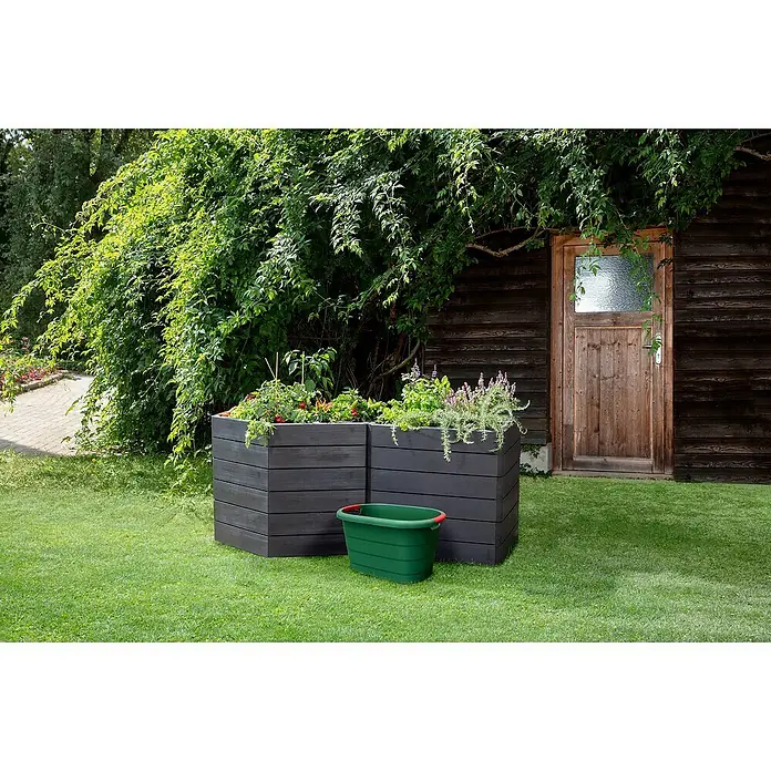 Garantia Gartenkorb Toni - Polypropylen, 46 l, Grün - Dunkelgraue Pflanzkästen aus Holz mit Tomaten und Kräutern stehen auf dem Rasen vor einer Holzhütte. Ein grüner Eimer steht davor.