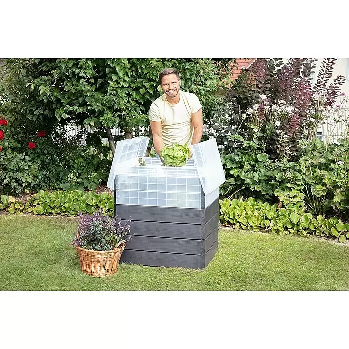 Garantia Hochbeet Ergo Quadro Turbo Plus M Wood - Set - 60 x 80 x 85 cm, Kunststoff, Anthrazit/Braun - Schwarzes Hochbeet mit transparenter Kunststoffabdeckung, zur Ernte von Salat im Garten genutzt.