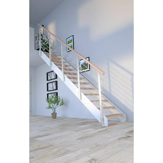 Starwood Wangentreppe KosFarbton Metall: RAL 9003, Breite: 108 cm, Buche, Geschosshöhe: 220 cm - 280 cm, Gerade, Designgeländer unbehandelt, Stufen unbehandelt - Treppe mit Holzstufen und Stahlgeländer in einem hellen Raum. Die Treppe führt nach oben und hat eine moderne Optik.