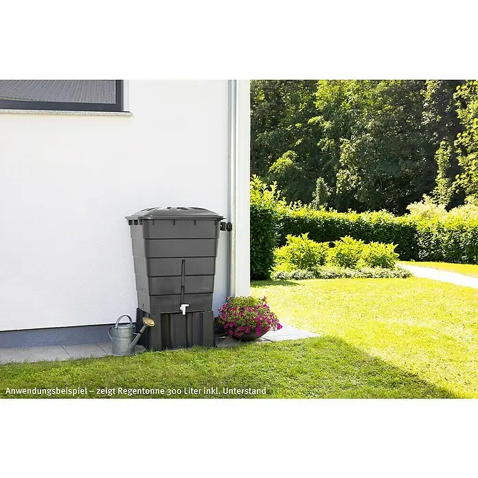 Garantia Basic Line Regentonne - 300 l, Graphite grey - Anwendungsbeispiel einer Regentonne 300 Liter inkl. Unterstand, neben einer Gießkanne und einem Blumenkübel.