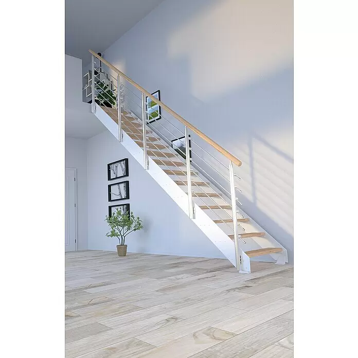 Starwood Wangentreppe Kos - Farbton Metall: RAL 9003, Breite: 108 cm, Eiche Rustik, Geschosshöhe: 260 cm - 320 cm, Gerade, Designgeländer unbehandelt, Stufen unbehandelt - Moderne gerade Treppe mit weißen Metallwangen, hellen Holzstufen, Edelstahl-Geländerpfosten und -stäben, sowie einem hellen Holzhandlauf, in einem hellen Raum.