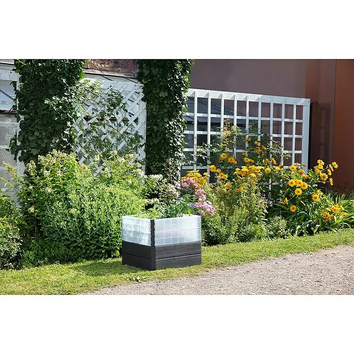 Garantia Hochbeet Ergo Quadro Turbo S Wood - Set60 x 60 x 50 cm, Kunststoff, Anthrazit/Braun - Gartenansicht mit einem rechteckigen, zweifarbigen Pflanzkasten mit Blumen bepflanzt, der einen Hauch von Eleganz in die Gartengestaltung bringt.