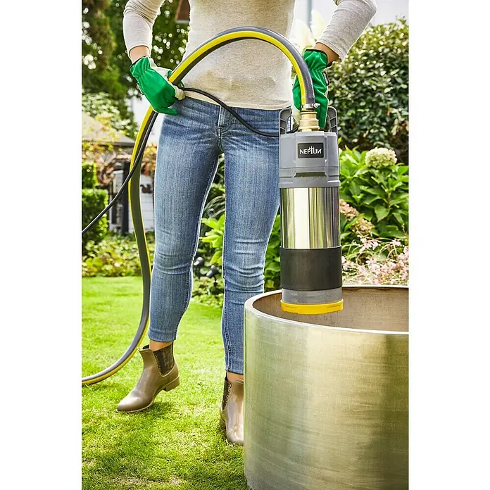 Neptun Drucktauchpumpe NTP-E 110 AUTOMATIC - 1.100 W, Max. Fördermenge: 6.000 l/h - Die NEPTUN Tauchdruckpumpe wird mit einem gelb-schwarzen Schlauch in einen Behälter gelassen. Ideal für Gartenbewässerung und Entwässerung.