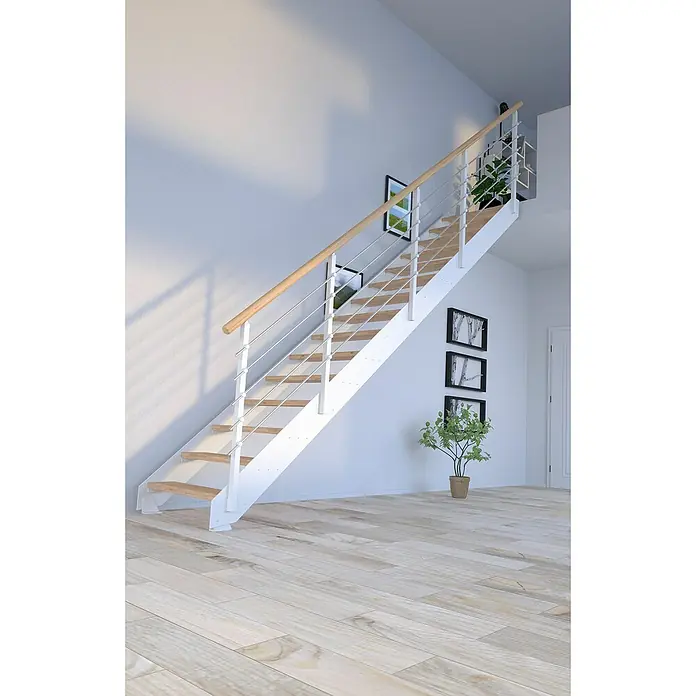 Starwood Wangentreppe KosFarbton Metall: RAL 9003, Breite: 106 cm, Eiche Rustik, Geschosshöhe: 260 cm - 320 cm, Gerade, Metallgeländer pulverbeschichtet, Stufen farblos geölt - Helle Holztreppe mit weißem Geländer und Stahlseilen. Die Treppe fügt sich elegant in den hellen Raum ein und verbindet die Etagen stilvoll.