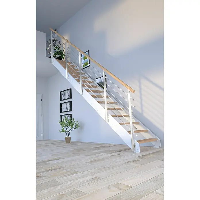Starwood Wangentreppe Kos - Farbton Metall: RAL 9003, Breite: 89 cm, Eiche, Geschosshöhe: 260 cm - 320 cm, Gerade, Designgeländer unbehandelt, Stufen farblos geölt - Eine moderne Treppe mit Holzstufen und einem Geländer aus Edelstahl und Holz, die in einem hellen Raum installiert ist.