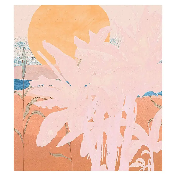 Komar Ink Fototapete Platanos Pink - 5 -tlg., B x H: 250 x 280 cm, Vlies - Ein sonniges Strandbild mit Palmenwedeln im Vordergrund, das eine ruhige und tropische Atmosphäre vermittelt.