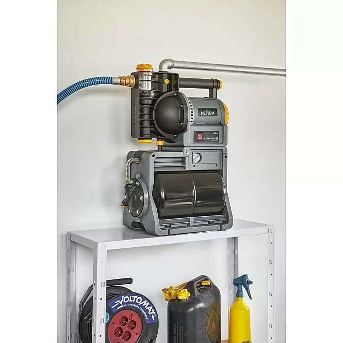Neptun Hauswasserwerk NHW-E 120 - 1.200 W, Max. Fördermenge: 4.600 l/h, Max. Druck: 5 bar - NEPTUN Hauswasserwerk in Grau und Schwarz mit gelben Akzenten, bestehend aus Pumpe und Druckkessel, mit blauem Schlauch auf einem Regal.