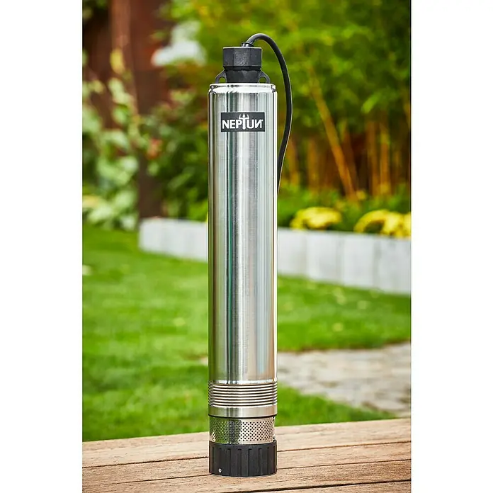 Neptun Tiefbrunnenpumpe NTP-E 100 - 1.000 W, Max. Fördermenge: 6.500 l/h - Das Bild zeigt eine silberne NEPTUN Tauchpumpe auf einer Holzoberfläche vor einem Gartenhintergrund.