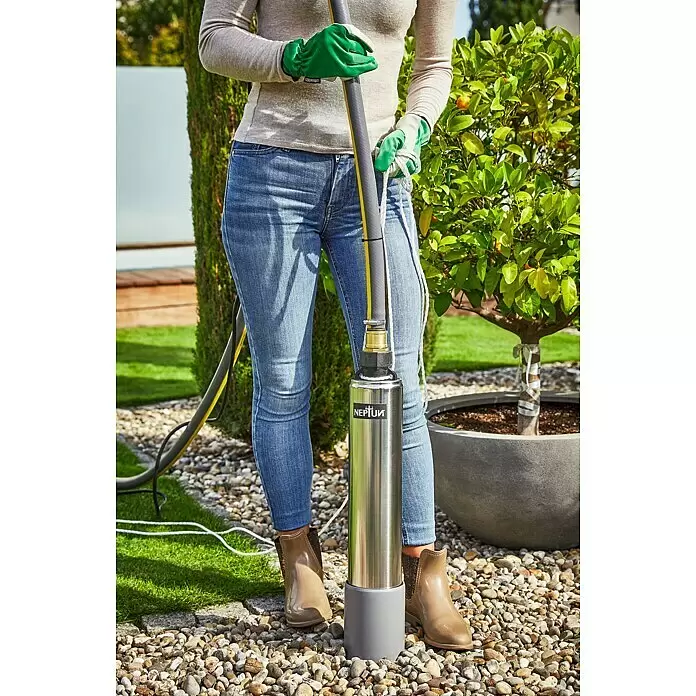 Neptun Tiefbrunnenpumpe NTP-E 100 - 1.000 W, Max. Fördermenge: 6.500 l/h - Person mit Handschuhen hält eine NEPTUN Tauchpumpe aus Edelstahl mit Schlauch und Seil im Garten.
