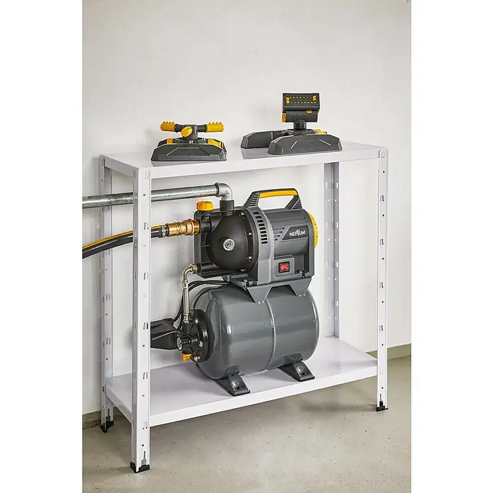 Neptun Hauswasserwerk NHW-E 105 - 1.050 W, Max. Fördermenge: 4.500 l/h, Max. Druck: 4,8 bar - Der Hauswasserautomat Neptun auf einem weißen Regal, daneben zwei Rasensprenger.