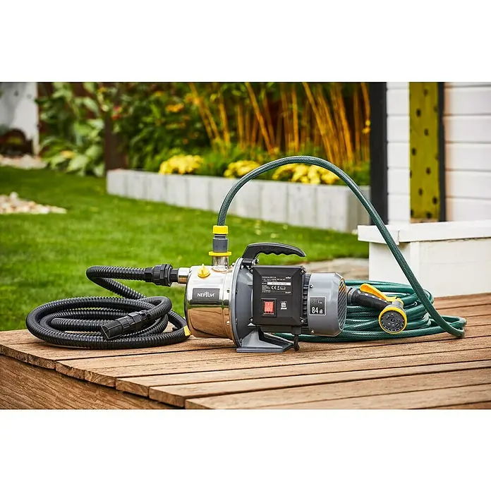 Neptun Gartenpumpe NGP-E 100 SET - 1.000 W, Max. Fördermenge: 4.600 l/h - Eine robuste Neptun-Gartenpumpe mit Schläuchen auf einer Holzterrasse, ideal für die Gartenbewässerung und Wasserversorgung.