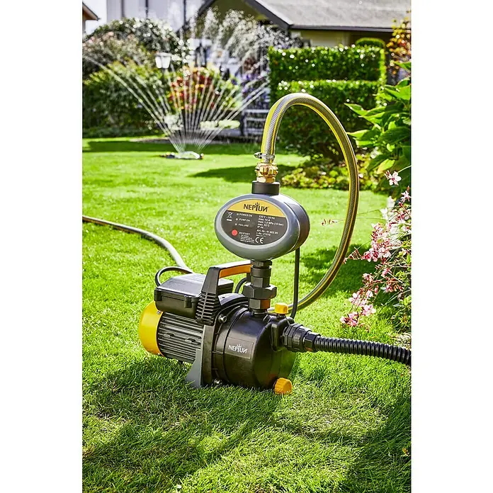 Neptun Hauswasserautomat NHA-E 68 - Max. Fördermenge: 3.800 l/h, Max. Druck: 3,6 bar - NEPTUN Hauswasserwerk mit gelben und schwarzen Akzenten auf einem Rasen im Freien, ideal für die Gartenbewässerung und die Wasserversorgung im Haus.