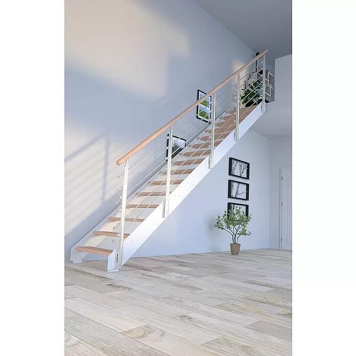 Starwood Wangentreppe Kos - Farbton Metall: RAL 9003, Breite: 89 cm, Buche, Geschosshöhe: 260 cm - 320 cm, Gerade, Designgeländer unbehandelt, Stufen unbehandelt - Moderne Treppe mit hellen Holzstufen, weißer Wange und Edelstahl-Holz-Geländer, die in einem hellen Raum aufsteigt.