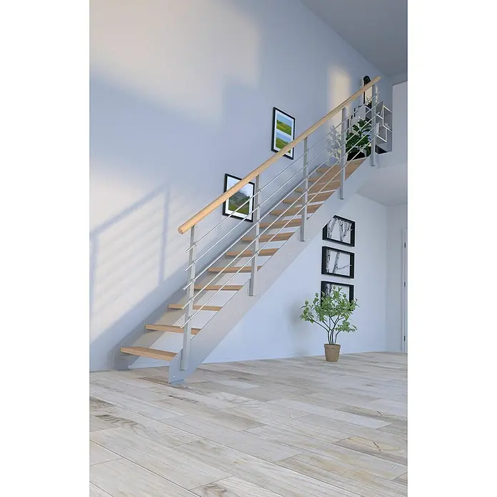 Starwood Wangentreppe Kos - Farbton Metall: RAL 9006, Breite: 106 cm, Eiche, Geschosshöhe: 220 cm - 280 cm, Gerade, Metallgeländer pulverbeschichtet, Stufen farblos geölt - Helle Treppe mit Holzstufen und silbernen Geländern in einem modernen Interieur. Natürliches Licht betont die schlichte Eleganz der Treppenkonstruktion.