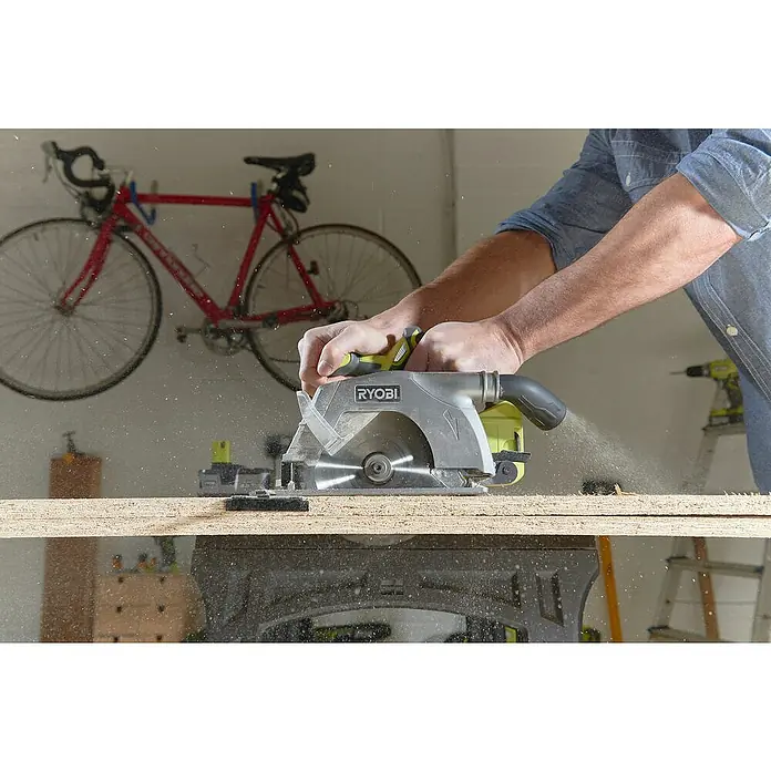 Ryobi ONE+ Akku-Handkreissäge R18CS-0 - 18 V, Ohne Akku, Leerlaufdrehzahl: 4.700 U/min - Ryobi Kreissäge im Einsatz, ein Werkzeug für präzise Holzarbeiten, ideal für Heimwerker und Profis, die Wert auf Qualität legen.
