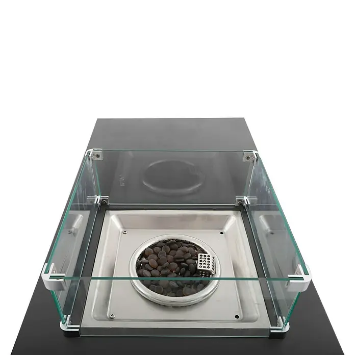 MWH Feuerstelle Palermo - 55 x 100 x 79 cm, Aluminium, Anthrazit - Nahaufnahme einer stilvollen schwarzen Feuerstelle mit einem Schutz aus klarem Glas, ideal für moderne Außenbereiche.