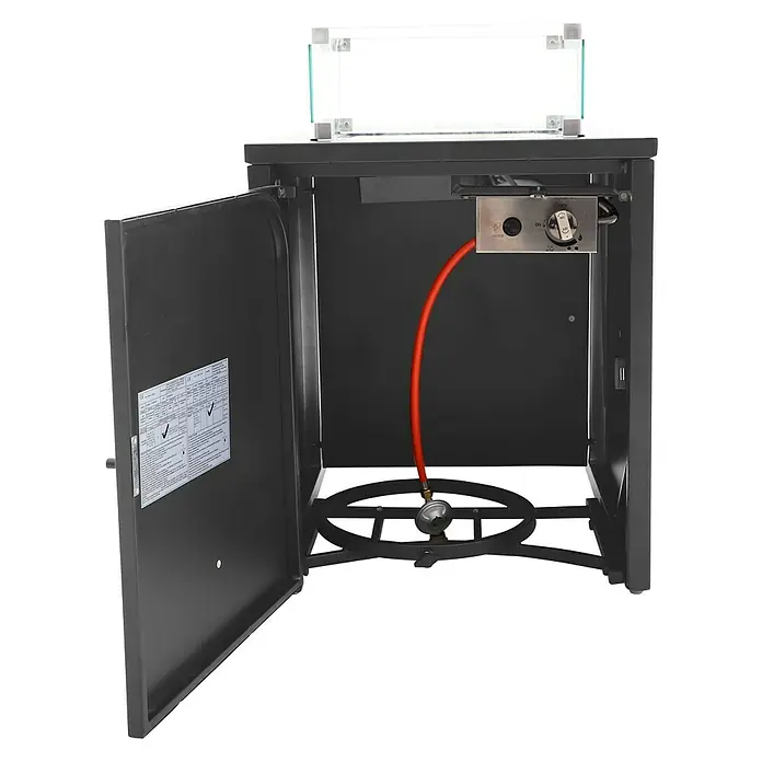MWH Feuerstelle Palermo - 55 x 100 x 79 cm, Aluminium, Anthrazit - Nahaufnahme einer Feuerstelle mit geöffneter Tür, die Gasregler und Zuleitung zeigt.