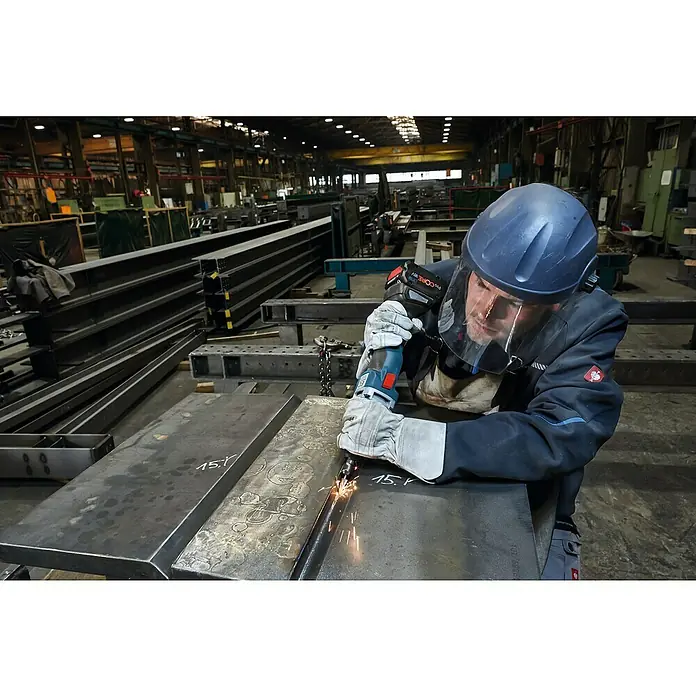 Bosch Professional AMPShare 18V Akku-Geradschleifer GGS 18V-23 LC - 18 V, Ohne Akku, Leerlaufdrehzahl: 23.500 U/min - Ein Arbeiter mit Schutzhelm schleift mit einem Bosch-Akkuschleifer Metall. Die Funken sprühen, während er präzise arbeitet.